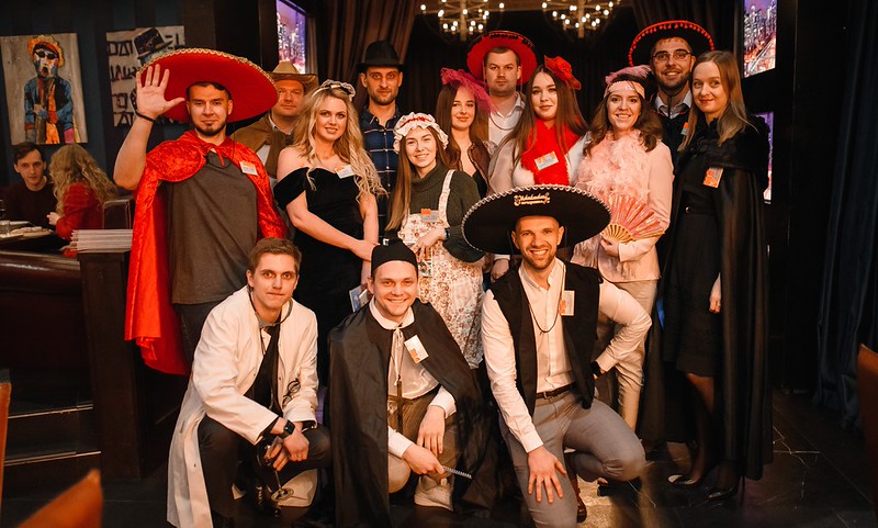 Корпоратив на Новый год в Курске — празднично украшенный банкетный зал