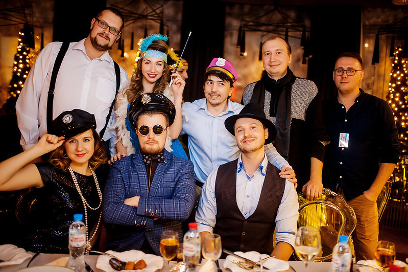 Команда компании празднует Новый год в ресторане Курске